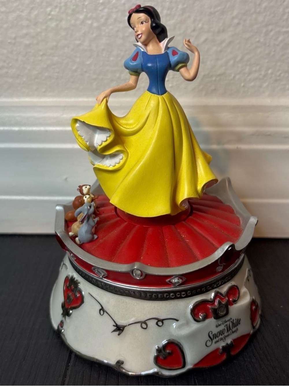 Disney Snow White Heirloom Porcelain Music Box Dreams Come True Figure